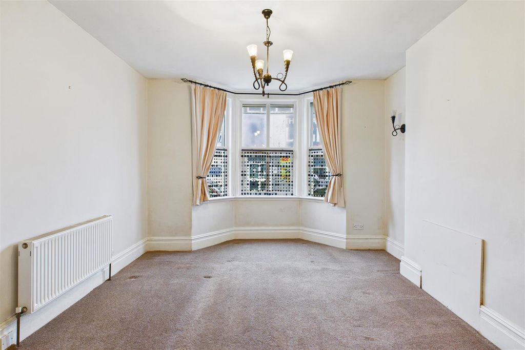 Property photo 2 of 14 Lounge.