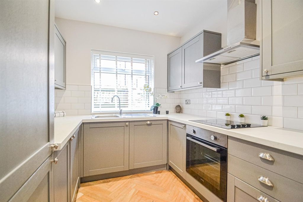 Property photo 3 of 16 Kitchen
