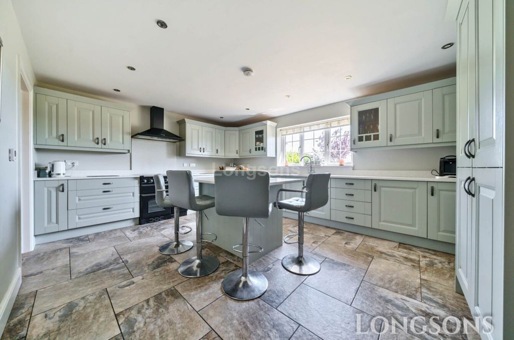 Property photo 2 of 37