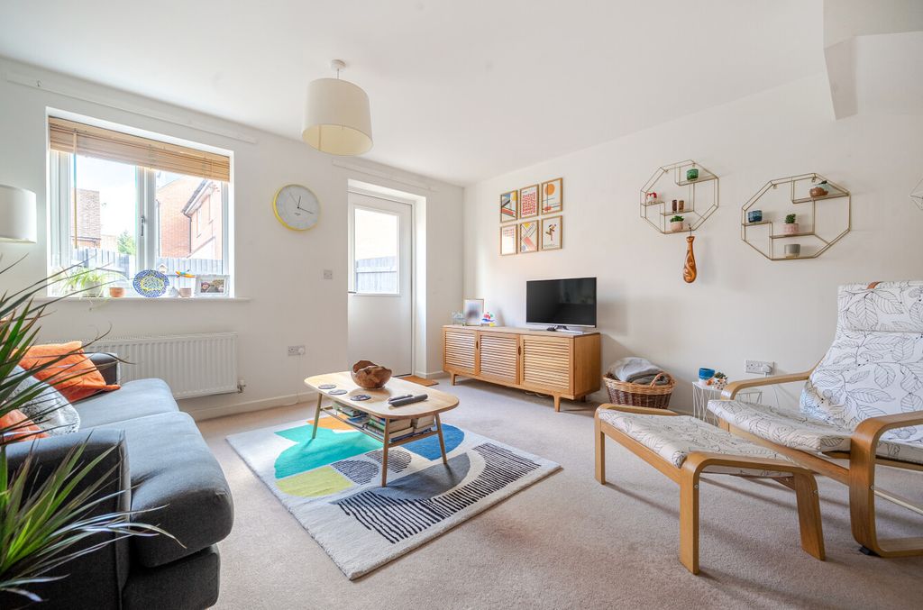 Property photo 1 of 12 Sitting / Dining