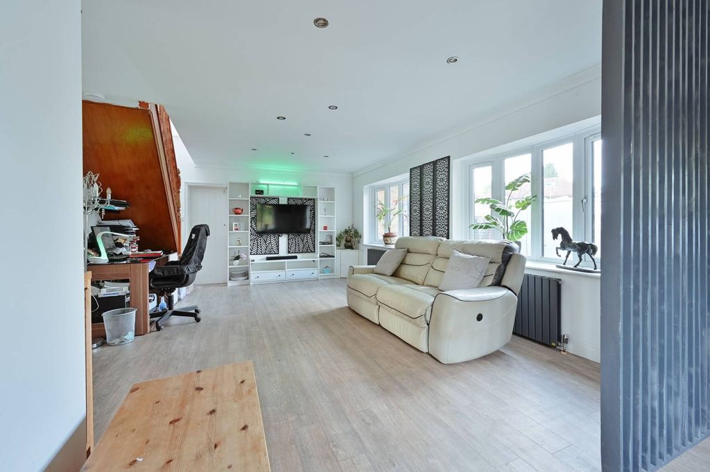 Property photo 3 of 35