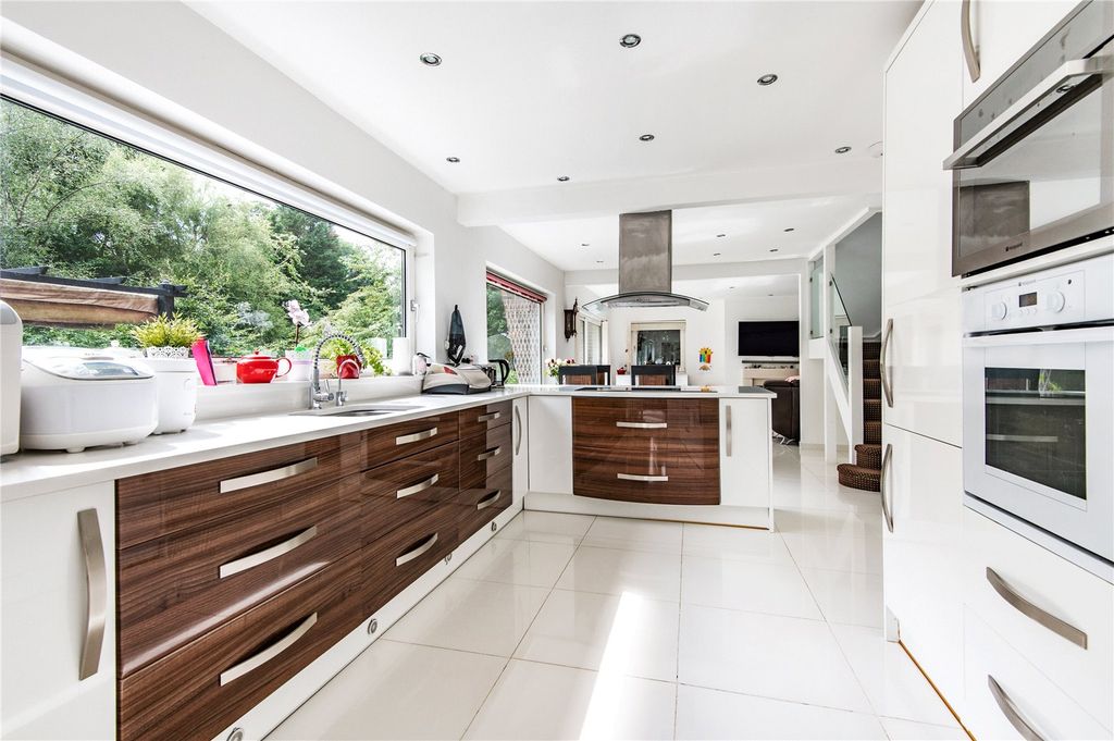 Property photo 3 of 8 Kitchen