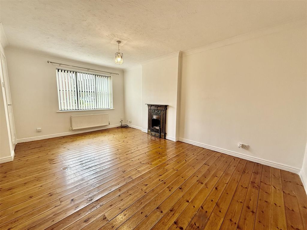 Property photo 2 of 14 Lounge