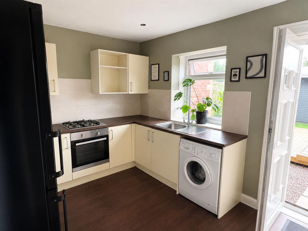 Property photo 3 of 6 Kitchen