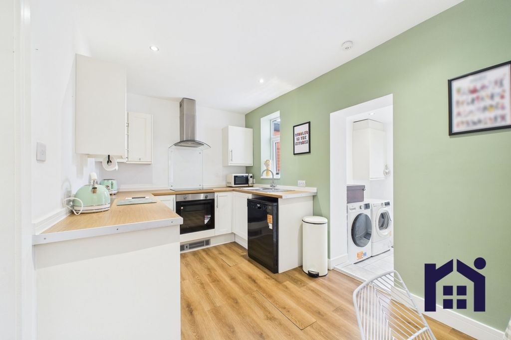 Property photo 2 of 21 Dining Kitchen