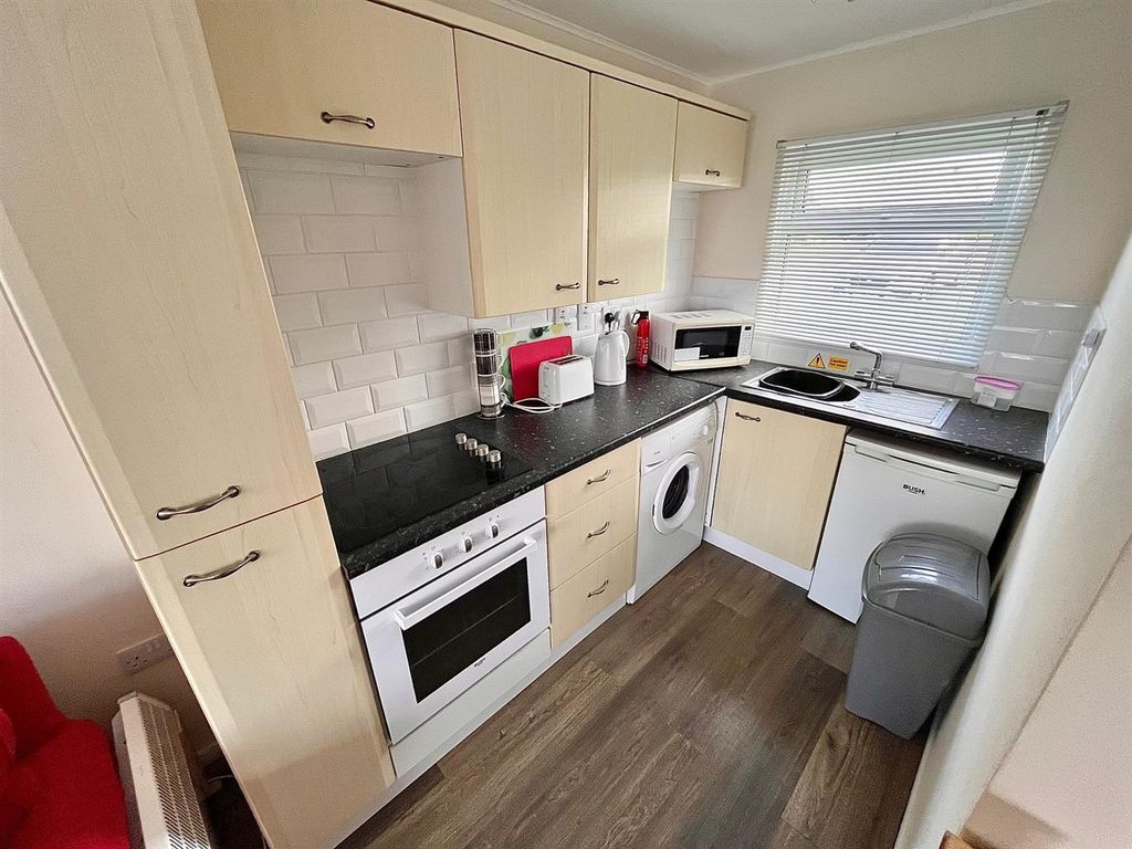 Property photo 3 of 8 Kitchenette