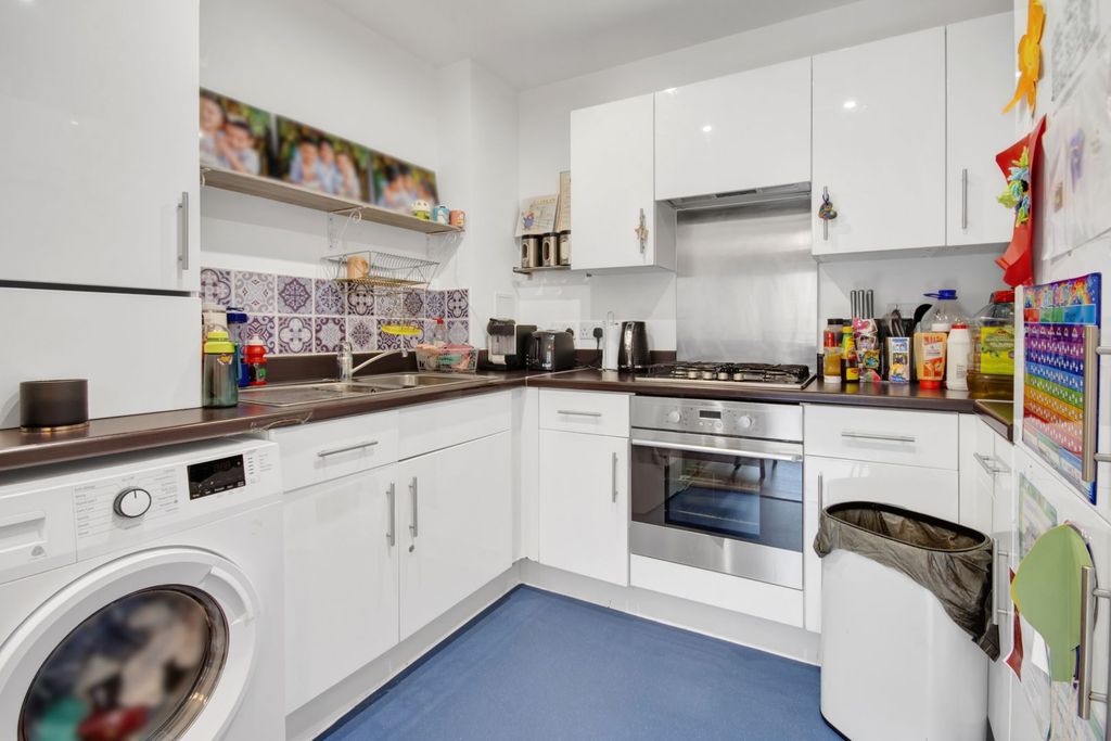 Property photo 3 of 18 Kitchen