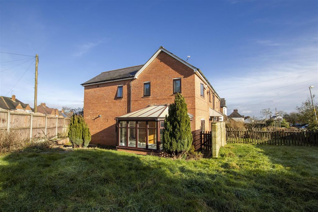 Property photo 1 of 8 Approach