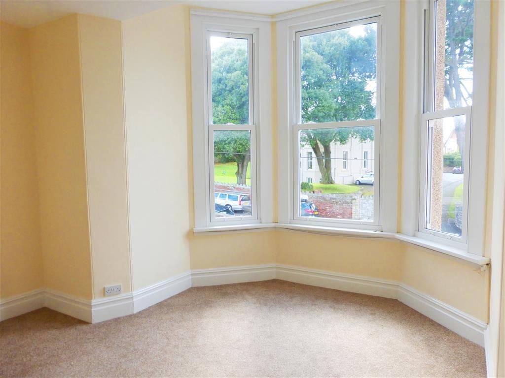 Property photo 1 of 7 Living Room