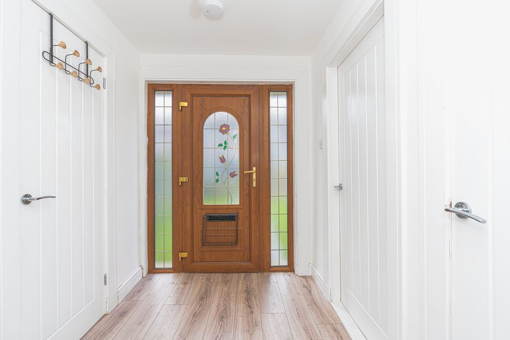 Property photo 2 of 32