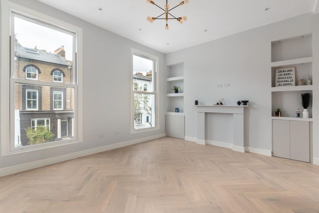 Property photo 3 of 12 Woodstock Grove 24B Ph4.Jpg