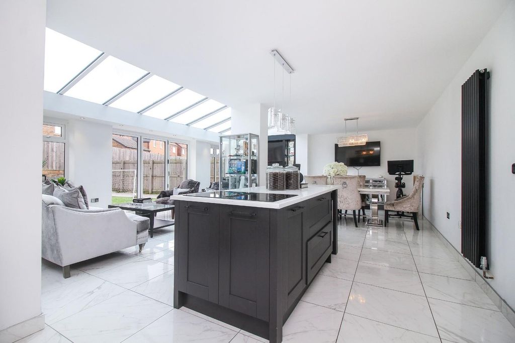 Property photo 3 of 11 Kitchen Diner / Family Room