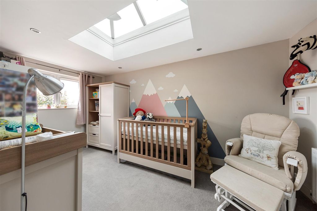 Property photo 3 of 24 Victoria Road, E18