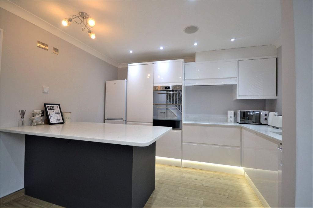 Property photo 3 of 7 Kitchen