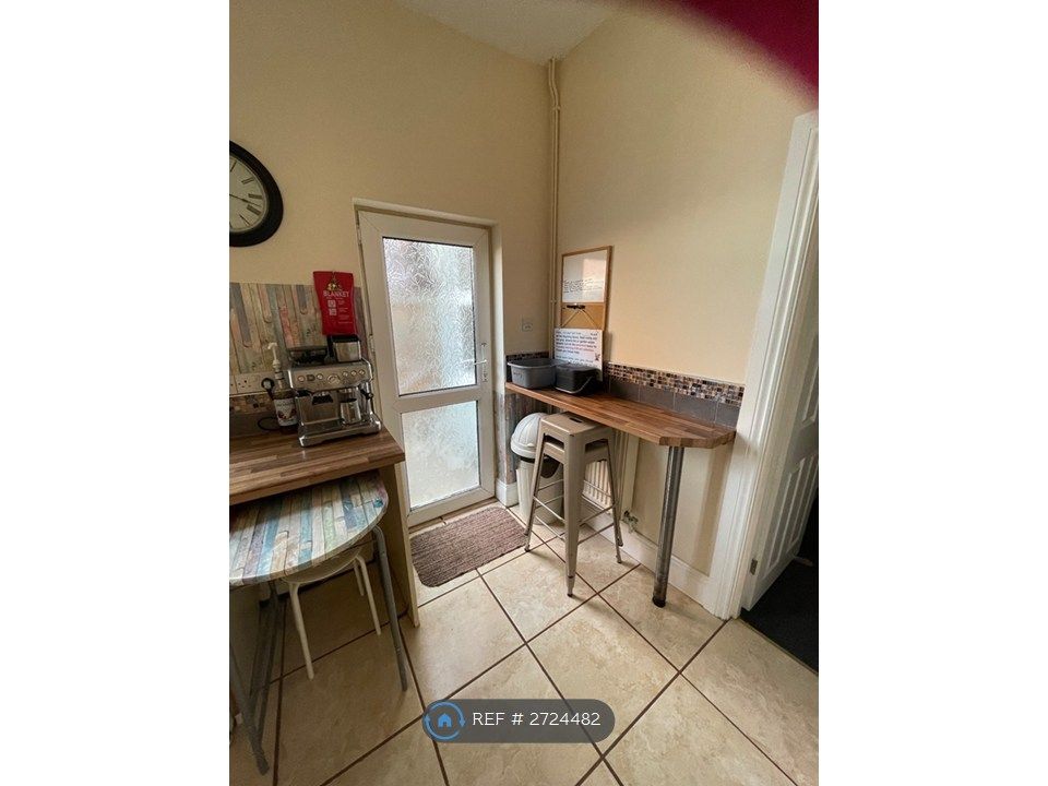 Property photo 3 of 10 Shared Kitchen