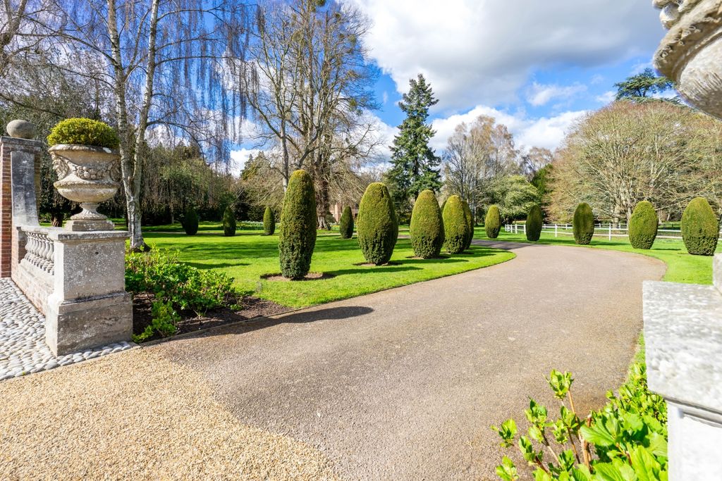 Property photo 2 of 19 Gated Driveway