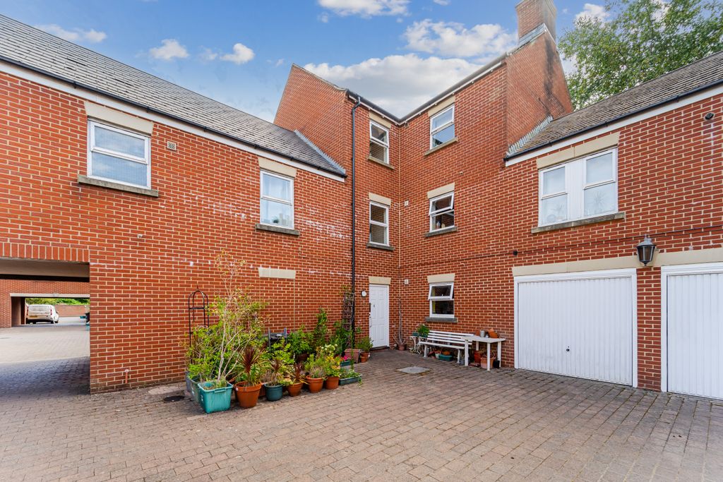 Property photo 1 of 14 2 Bed Flat For Sale