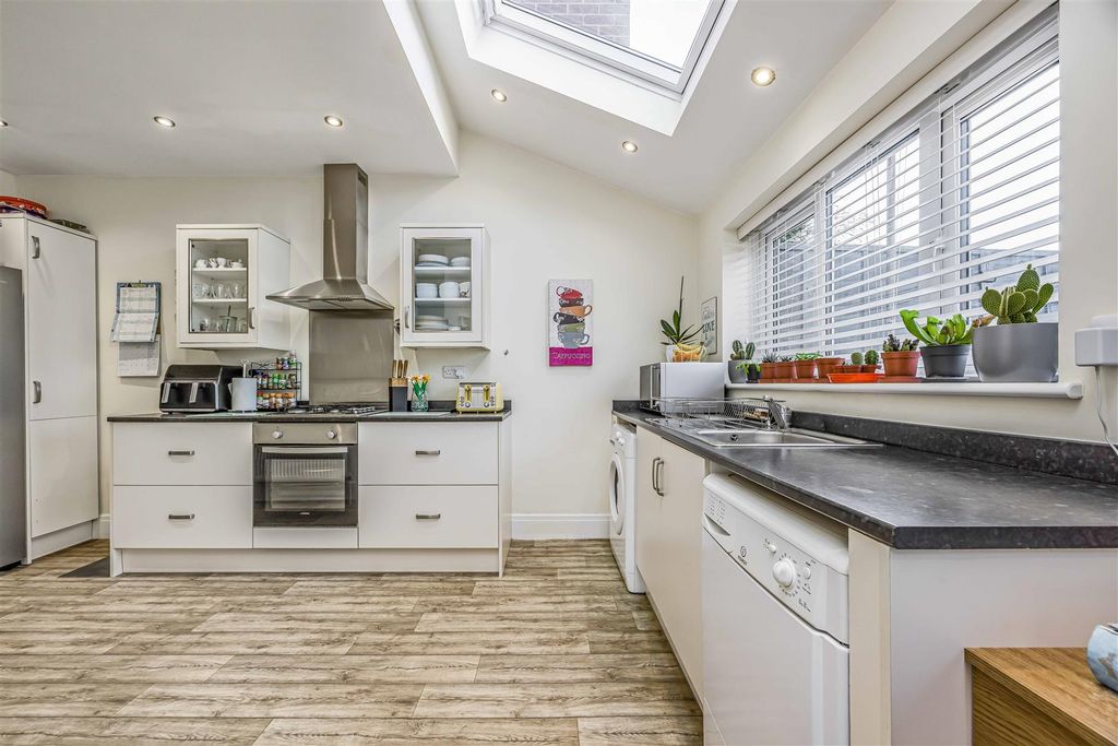 Property photo 3 of 21 67 Cobden Avenue, Portsmouth-Small-Porticomarketin