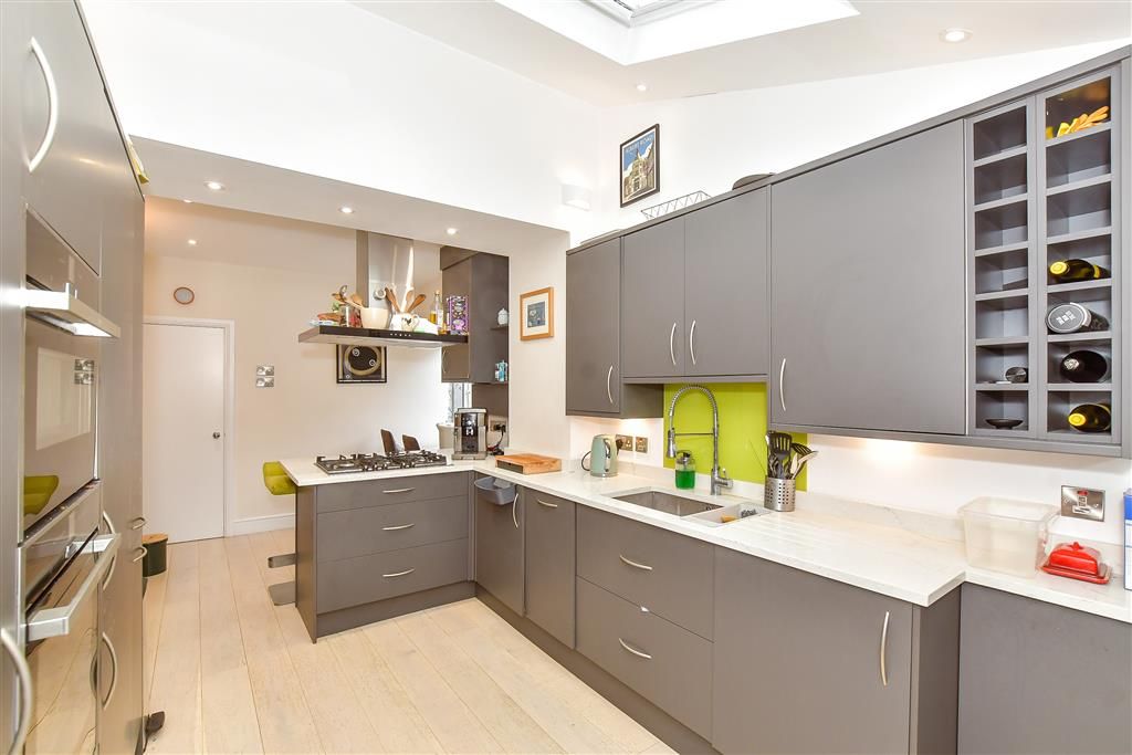 Property photo 2 of 10 Kitchen