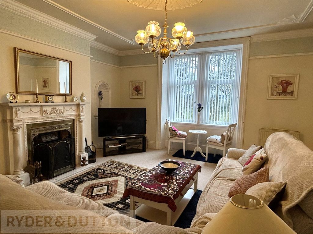 Property photo 3 of 16 Lounge