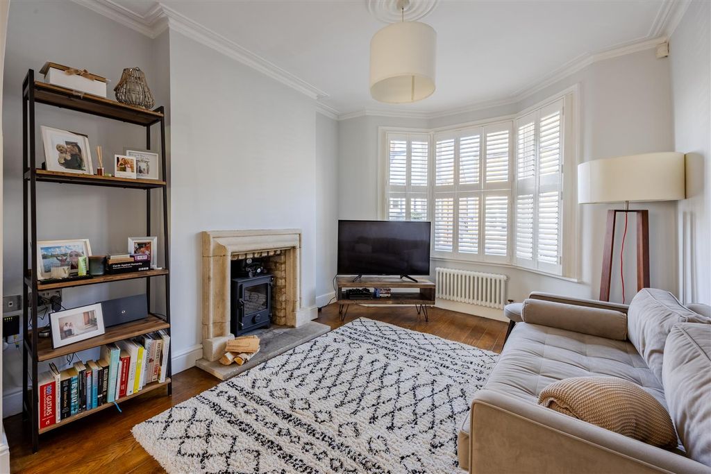 Property photo 2 of 22 Lounge