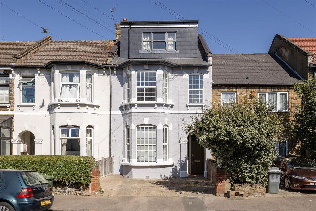Property photo 1 of 44 Selwyn Road, E13