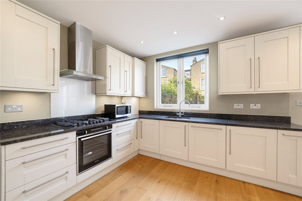Property photo 3 of 10 Kitchen