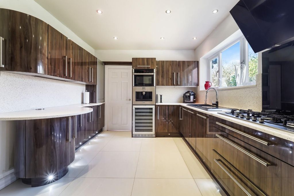 Property photo 2 of 20 Brighton Road