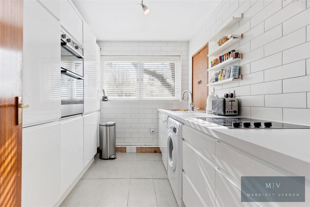 Property photo 3 of 11 Shannon Court 8 MV-4.Jpg