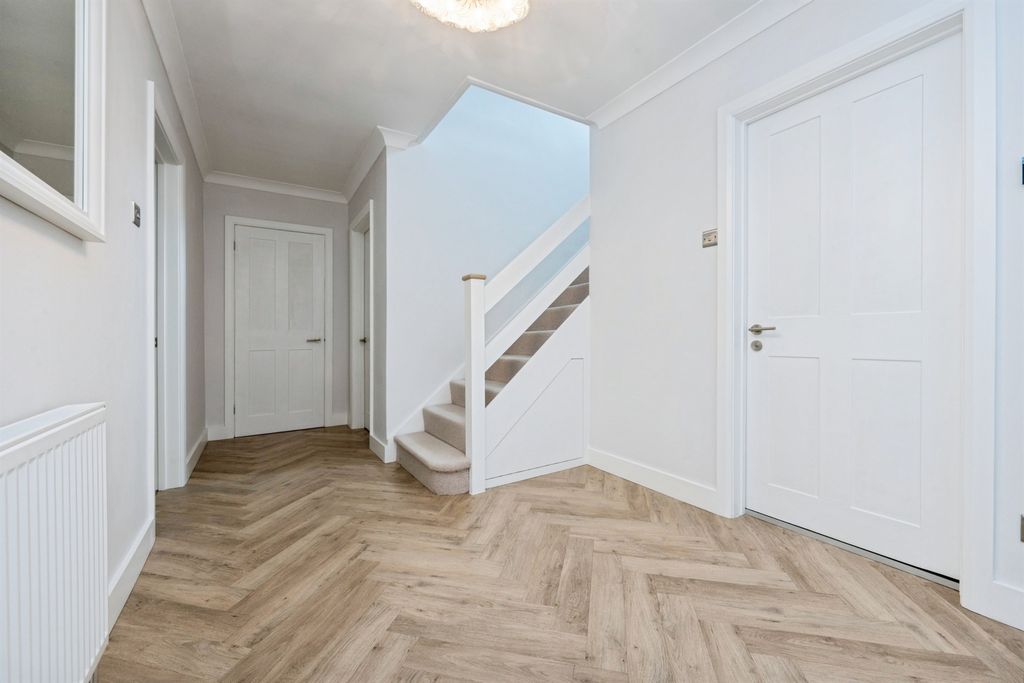 Property photo 2 of 33