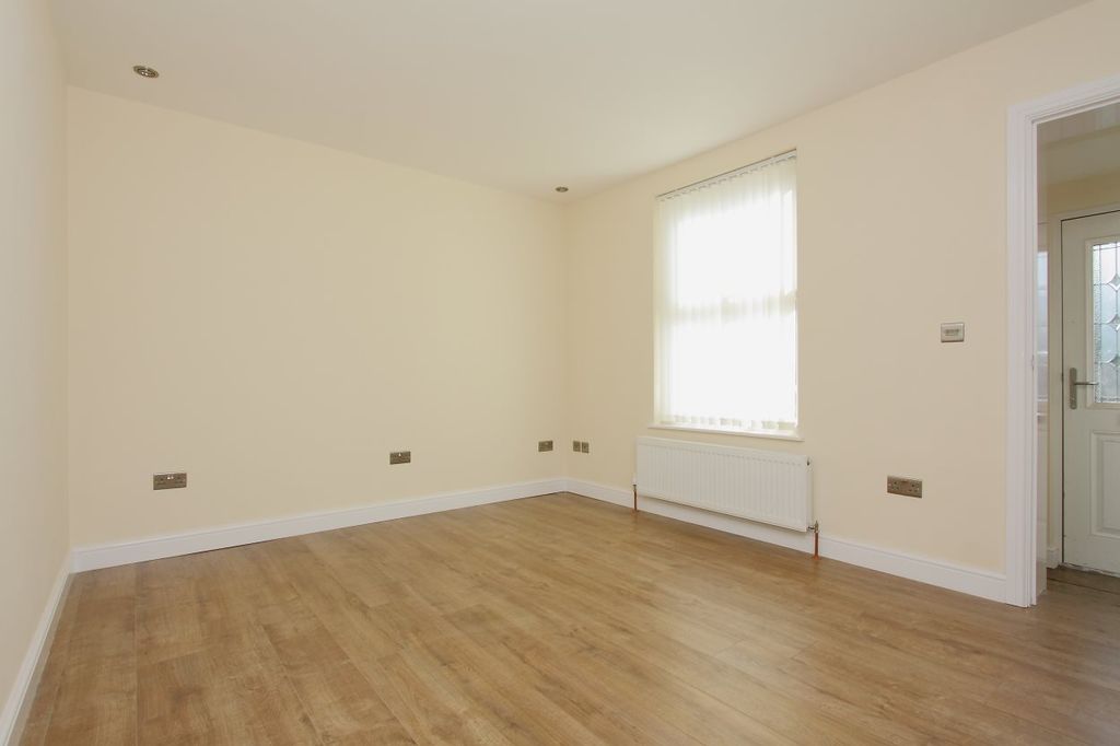 Property photo 2 of 12 23 Eastfield Road Ph9