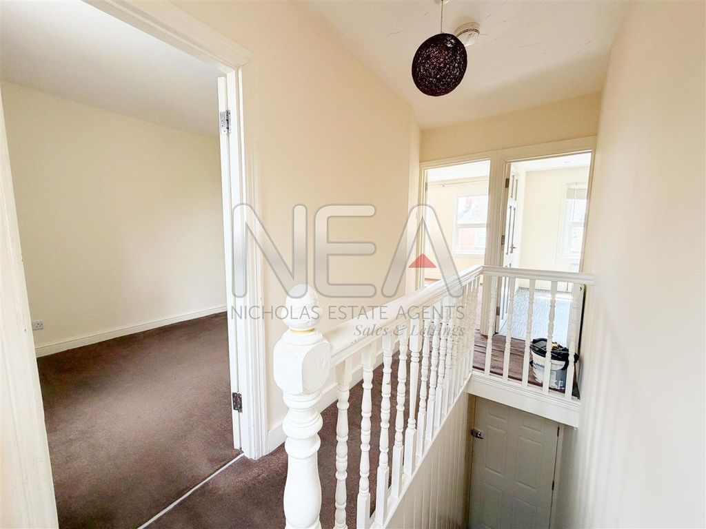 Property photo 2 of 12 Entrance Hall
