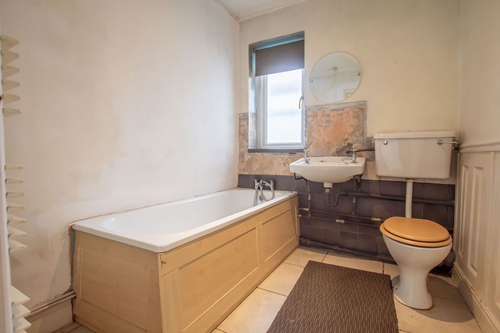 Property photo 2 of 7 Bathroom