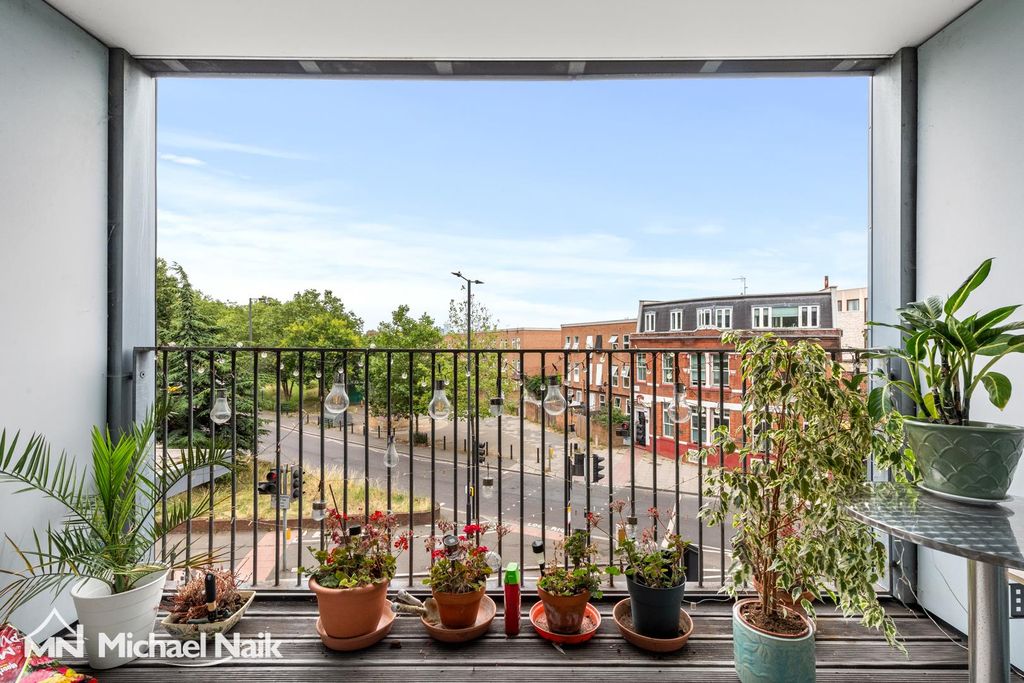 Property photo 3 of 17 Raines Court, N16