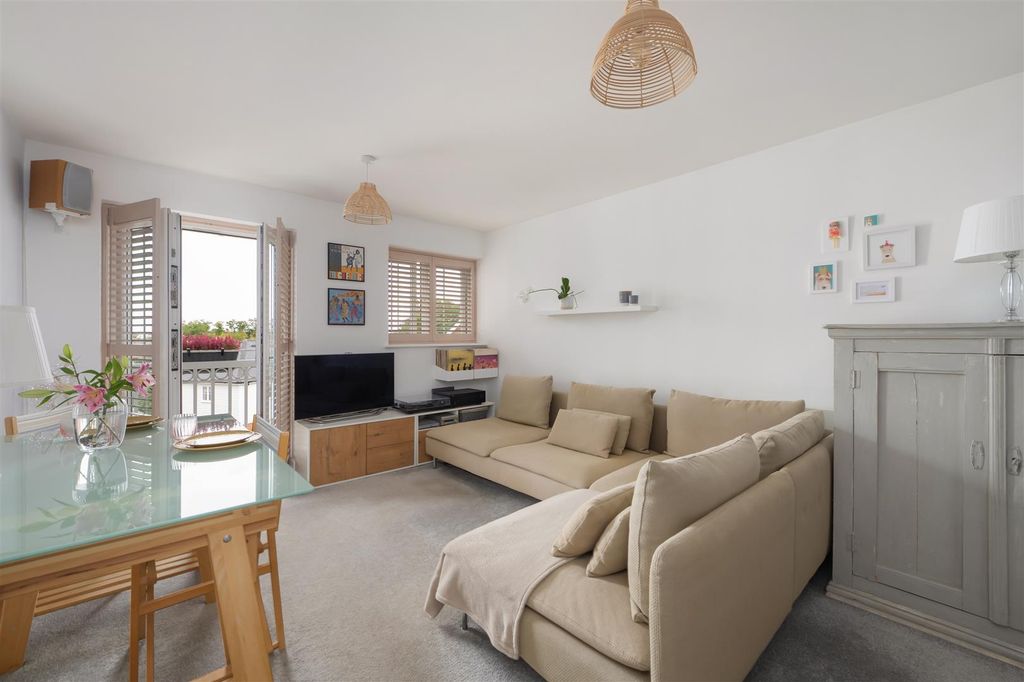 Property photo 2 of 14 Wicketts End, Whitstable