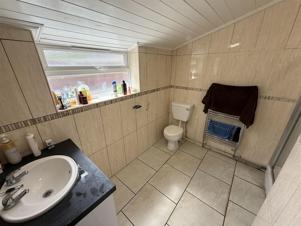 Property photo 1 of 10 Bathroom.Jpg