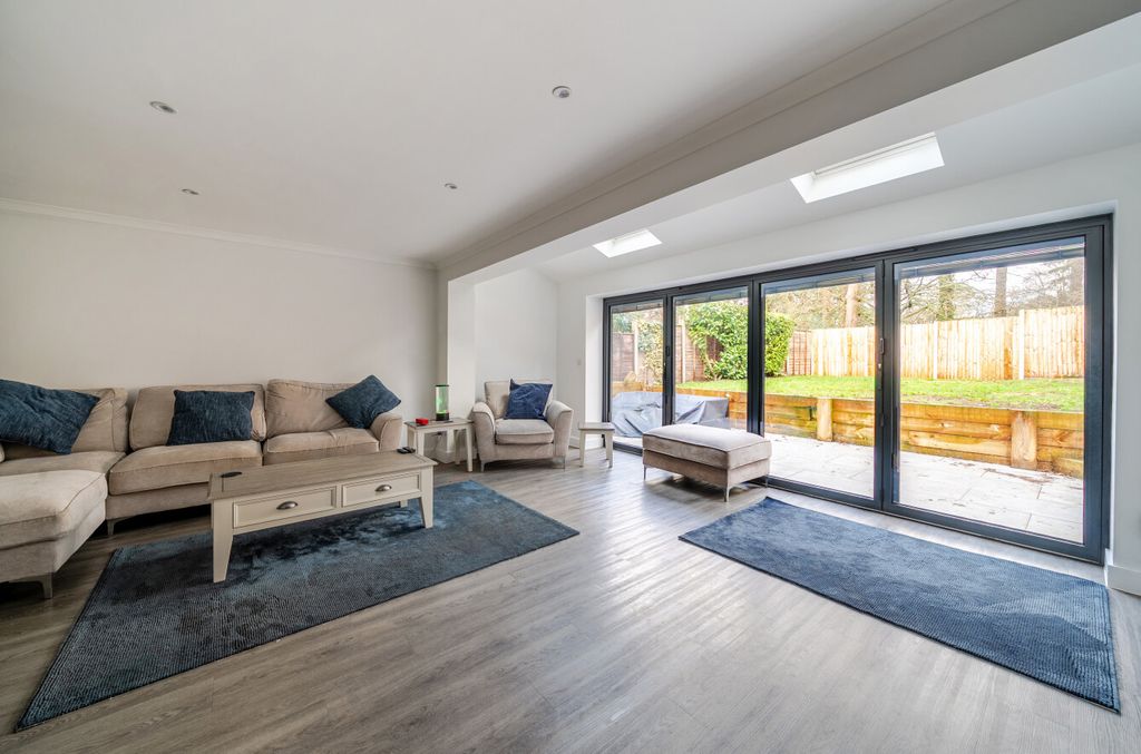 Property photo 2 of 16 1402555-12-696F6c...