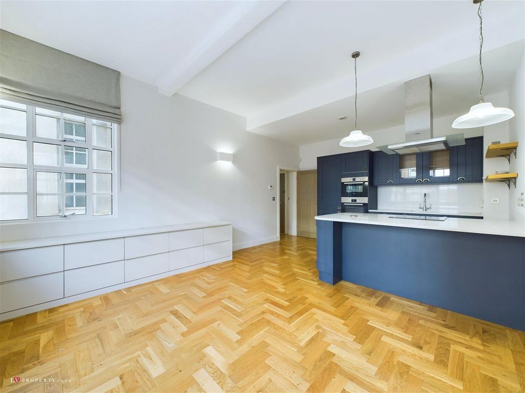Property photo 3 of 11 Cam05016G0-Pr0009-St