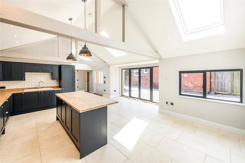 Property photo 3 of 11 Kitchen/Breakfast Rm