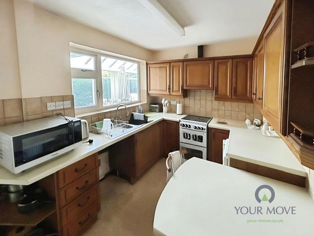Property photo 3 of 18 Kitchen