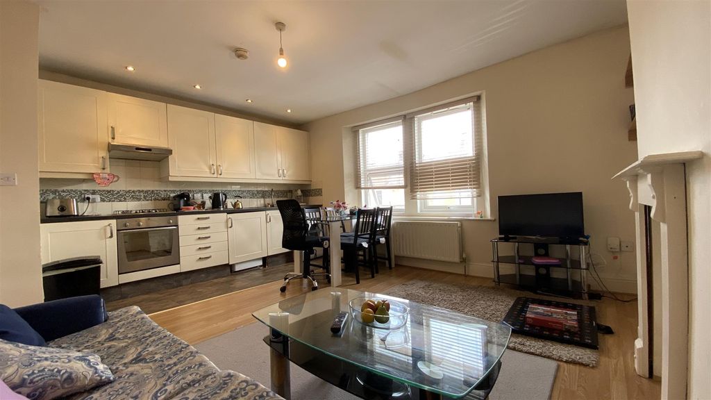 Property photo 1 of 21 Kitchen/Lounge