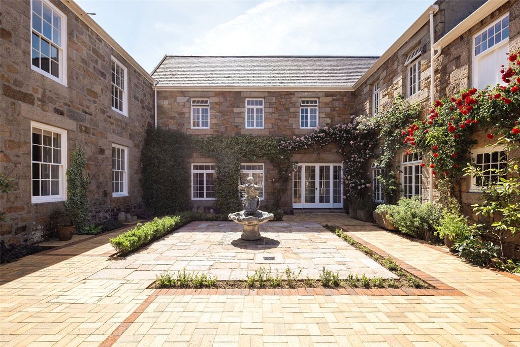 Property photo 2 of 32 Courtyard