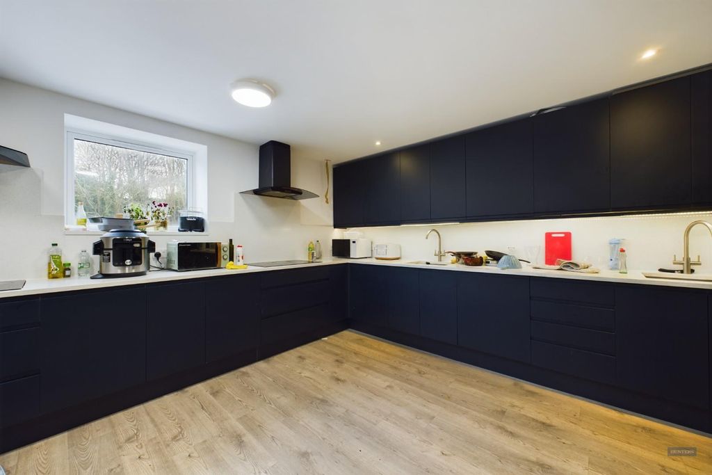 Property photo 3 of 16 Kitchen 5.Jpg