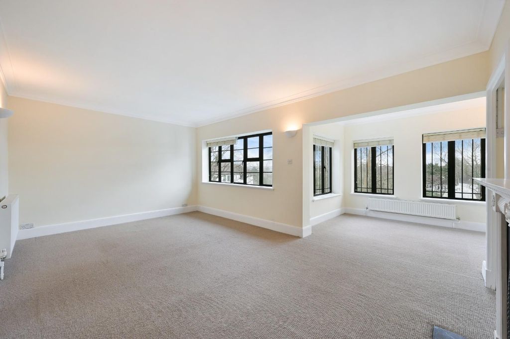 Property photo 2 of 21 Christchurch Gardens