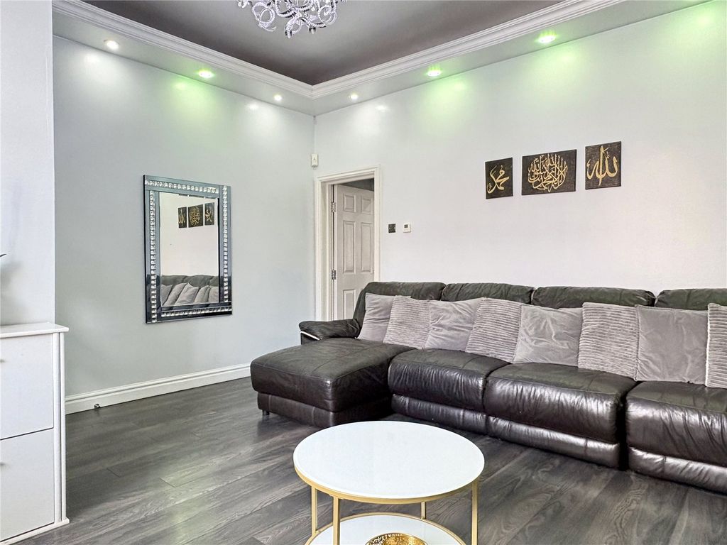 Property photo 3 of 23 Lounge