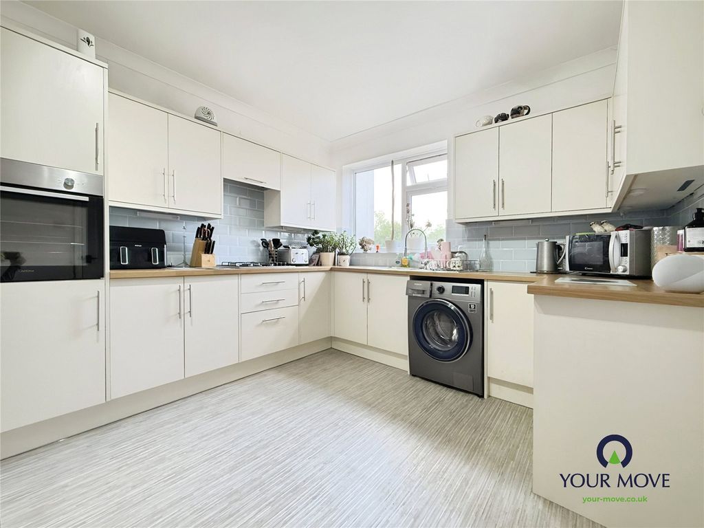 Property photo 3 of 10 Kitchen