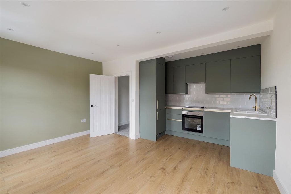 Property photo 3 of 15 Elsham Road, E11