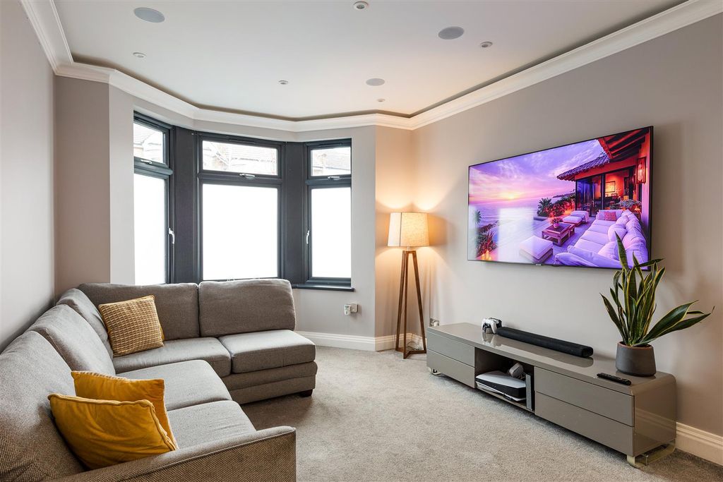 Property photo 2 of 33 Jewel Road, E17