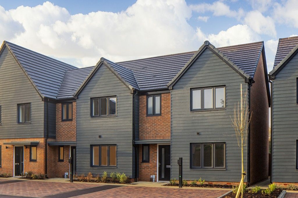 Property photo 1 of 11 Maple Croft, Egham