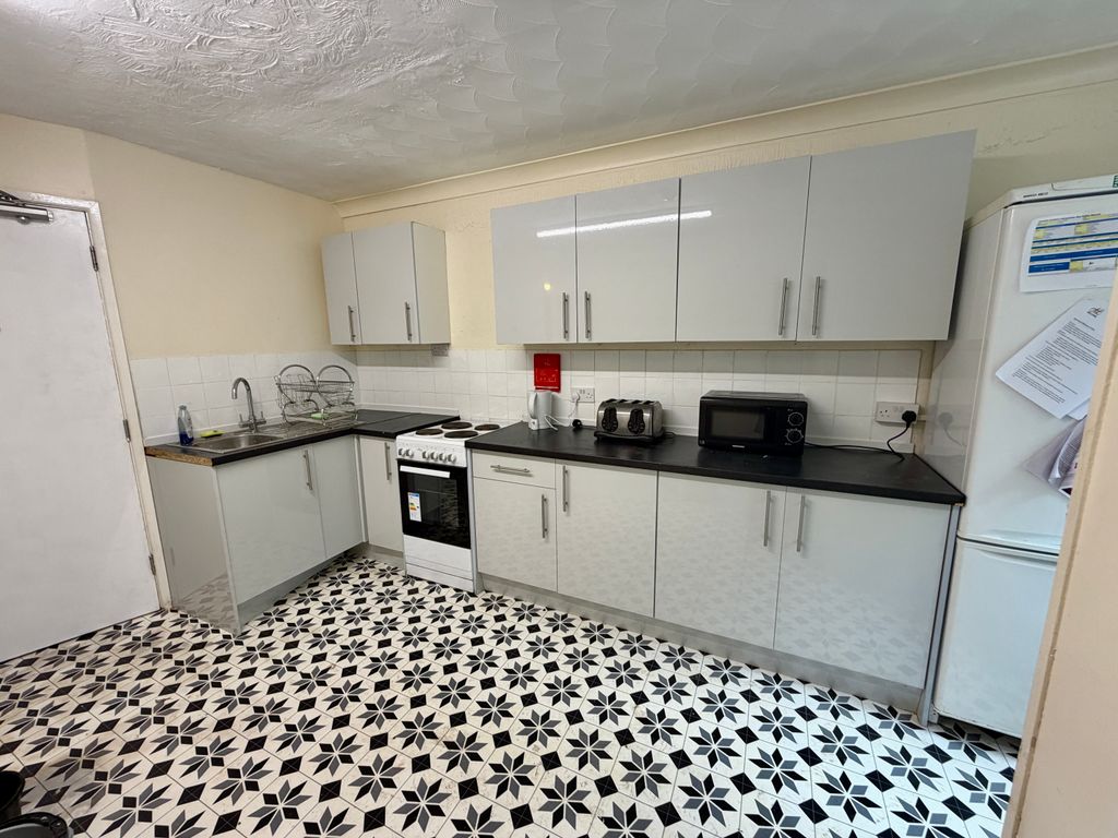 Property photo 2 of 10 Kitchen